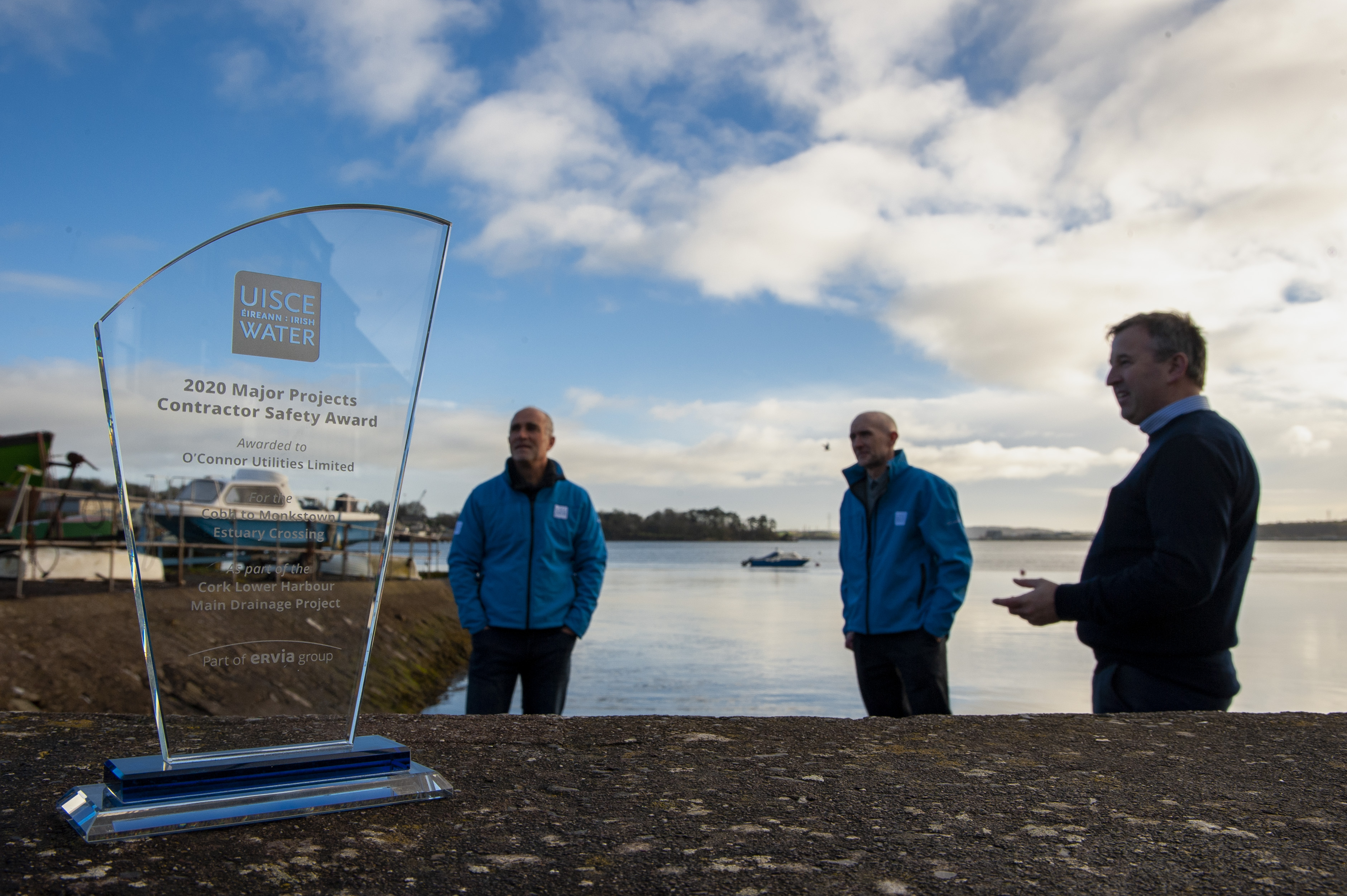 The Uisce Éireann 2020 Major Projects Contractor Safety Award and three Uisce Éireann workers by the sea